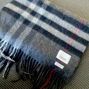 Nwot the burberry check cashmere scarf 80155381